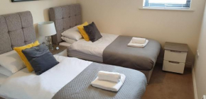 BEST PRICE!Superb City Centre 2bd Apartment, 1 Double bed, 2 Singles or Superking, Sofabed, Smart TV & FREE SECURE PARKING